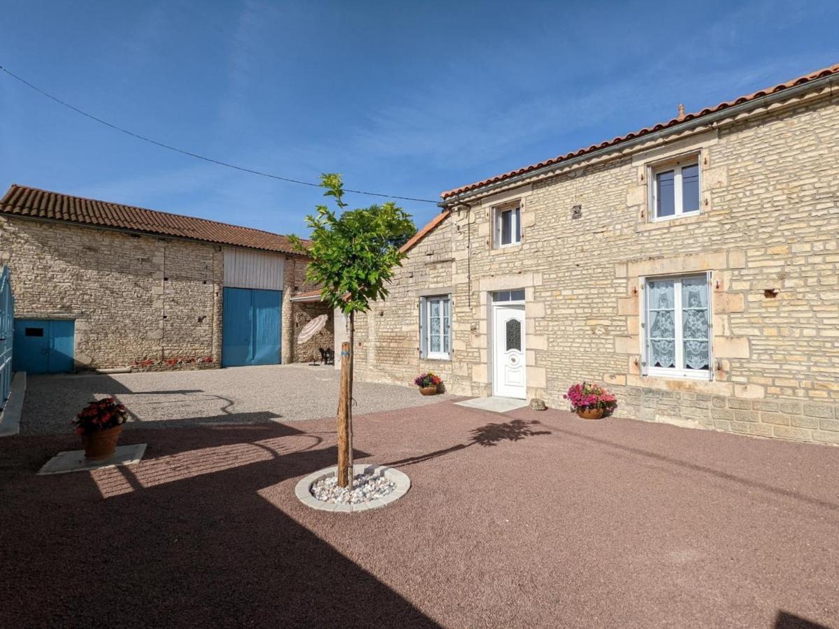 Puyreaux Maison Lumineuse Avec Cour Privative, Proche Sites Culturels, Tout Confort, Equipe Bebe, Wifi Inclus - Fr-1-653-98 מראה חיצוני תמונה