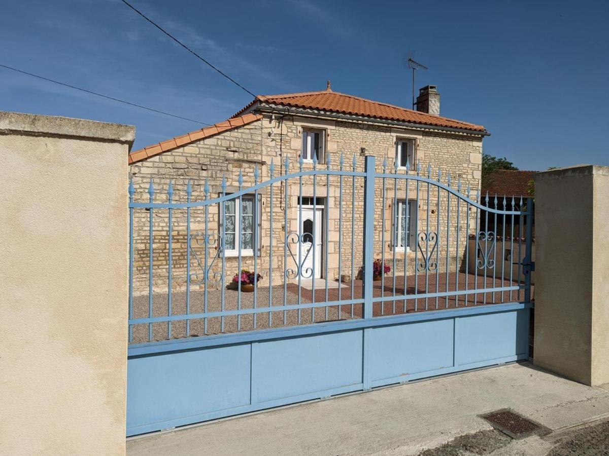 Puyreaux Maison Lumineuse Avec Cour Privative, Proche Sites Culturels, Tout Confort, Equipe Bebe, Wifi Inclus - Fr-1-653-98 מראה חיצוני תמונה